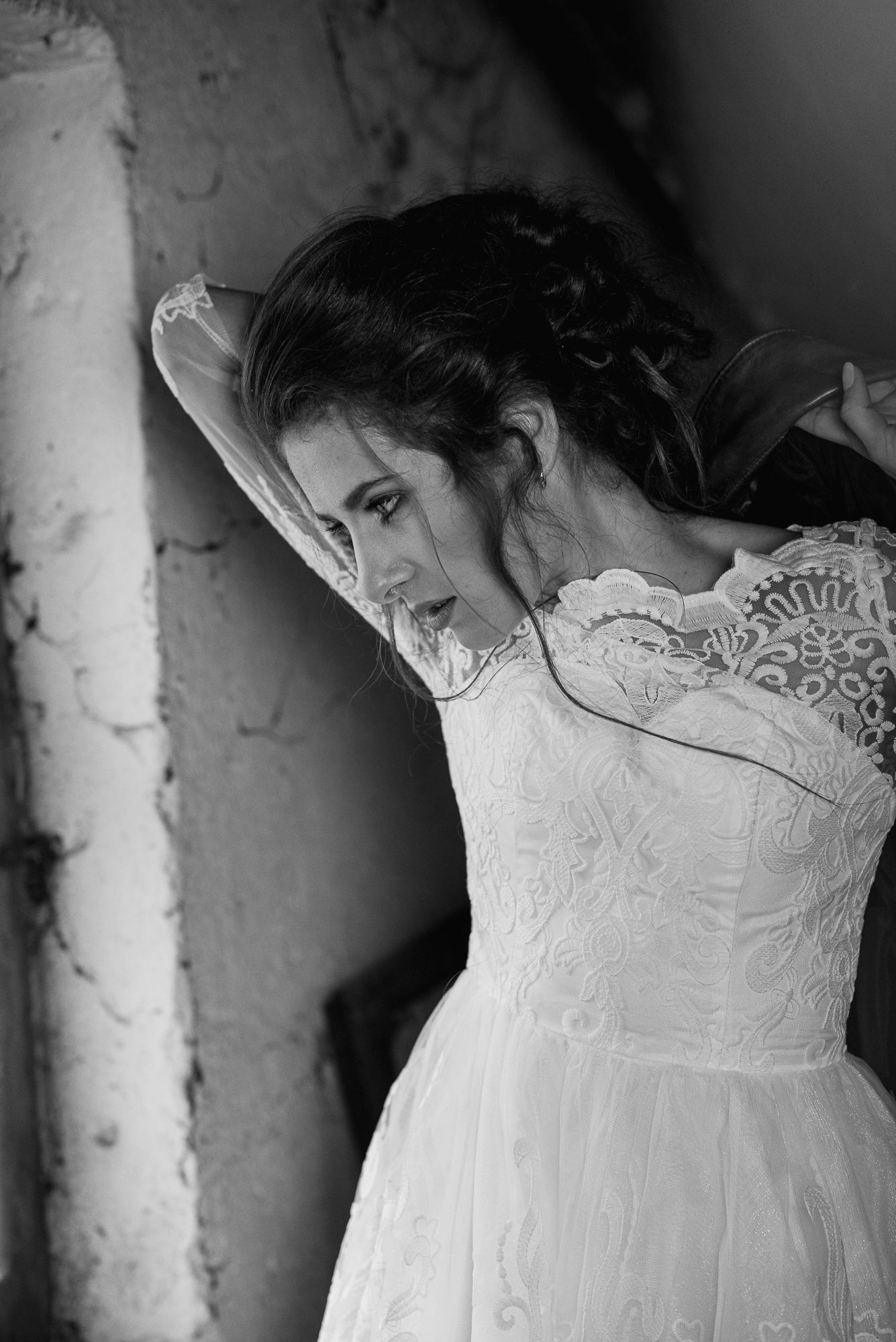 junge Frau Dachboden Hochzeitskleid Schwarzweissfoto steht am Fenster ist verzweifelt. Editorial Portrait Fotografie Thomas Gauck
