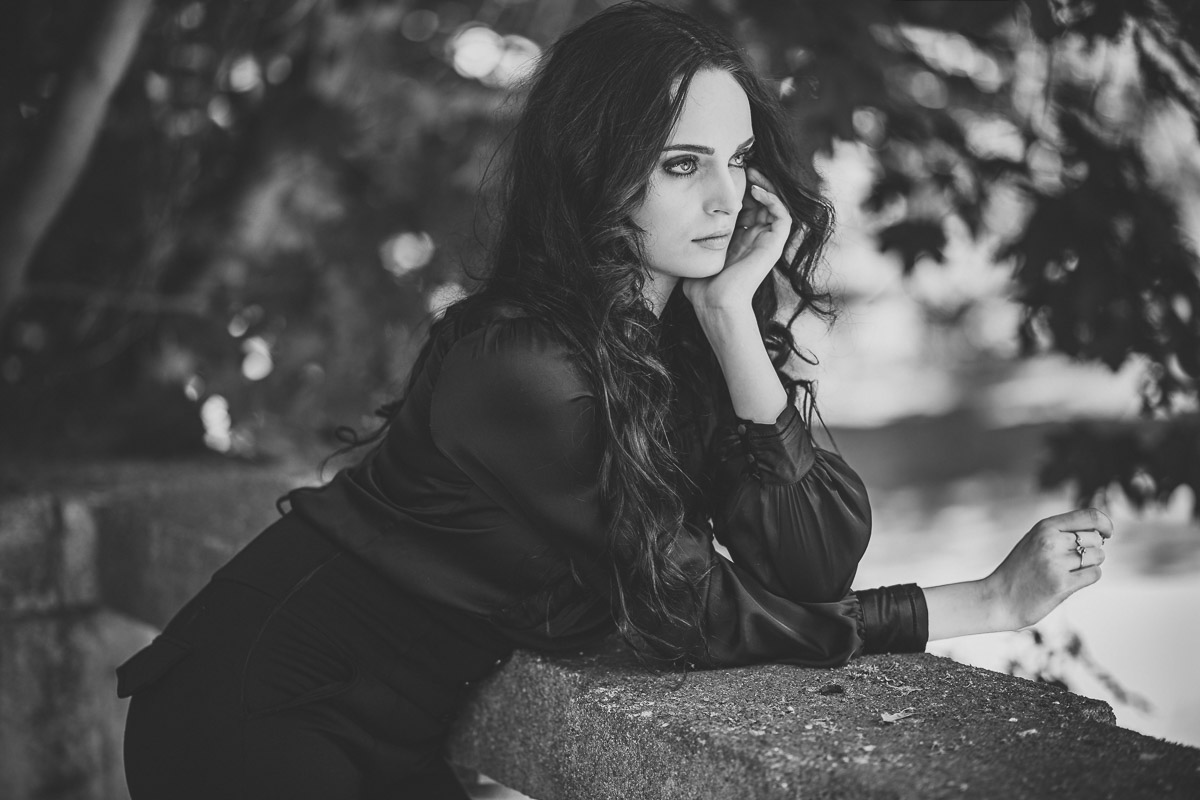 Authentisches Schwarz-Weiß-Porträt einer Schauspielerin mit nachdenklichem Blick, lehnt an Steinmauer, Thomas Gauck Fotografie Nürnberg Authentisches Schwarz-Weiß-Porträt einer Schauspielerin mit nachdenklichem Blick, lehnt an Steinmauer, Thomas Gauck Fotografie Nürnberg